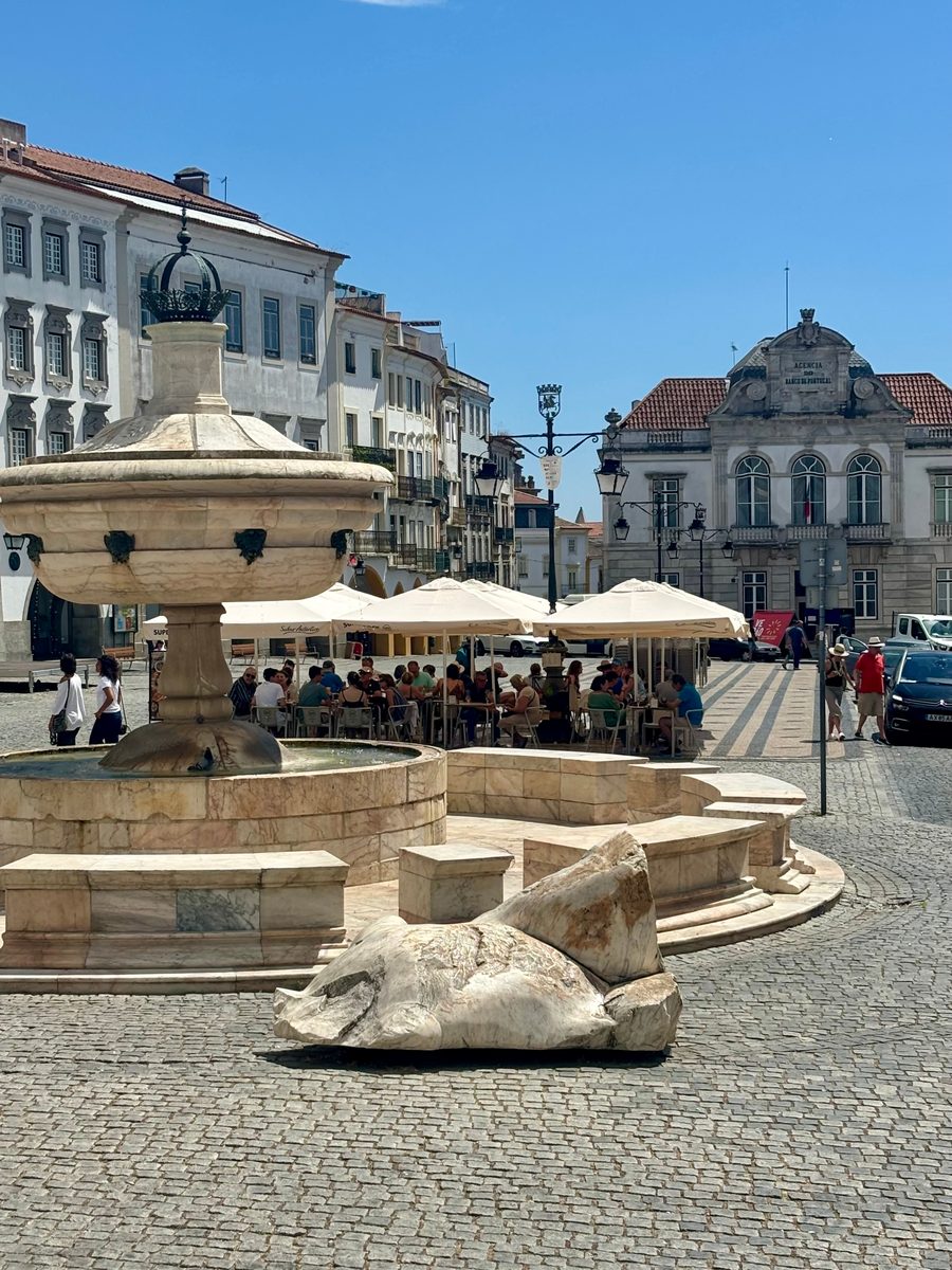 Esplanada do Évora Brunch Café na Praça do Giraldo, junto à fonte